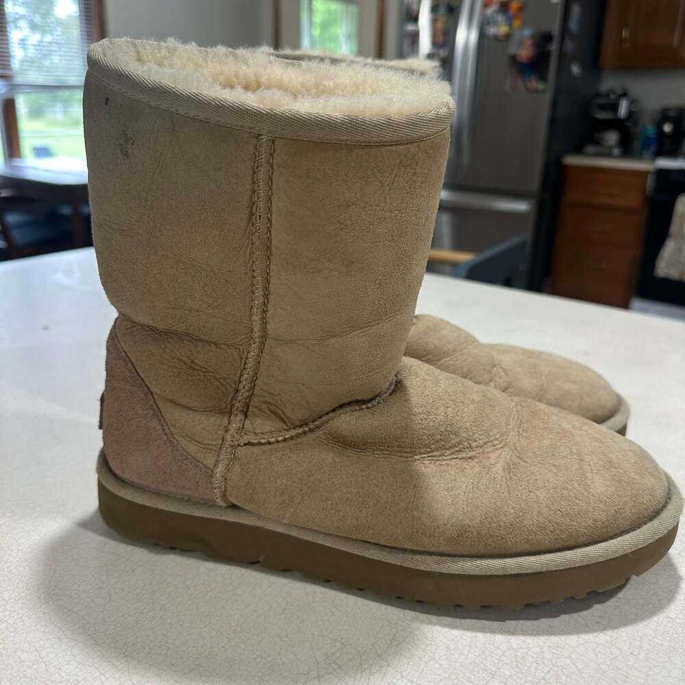 Authentic UGG Classic II Sheepskin Short Shearling Tan Boot Womens Size 10